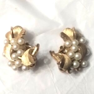 Vtg Trifari Gold Tone Faux Pearl Textured Clip Earrings